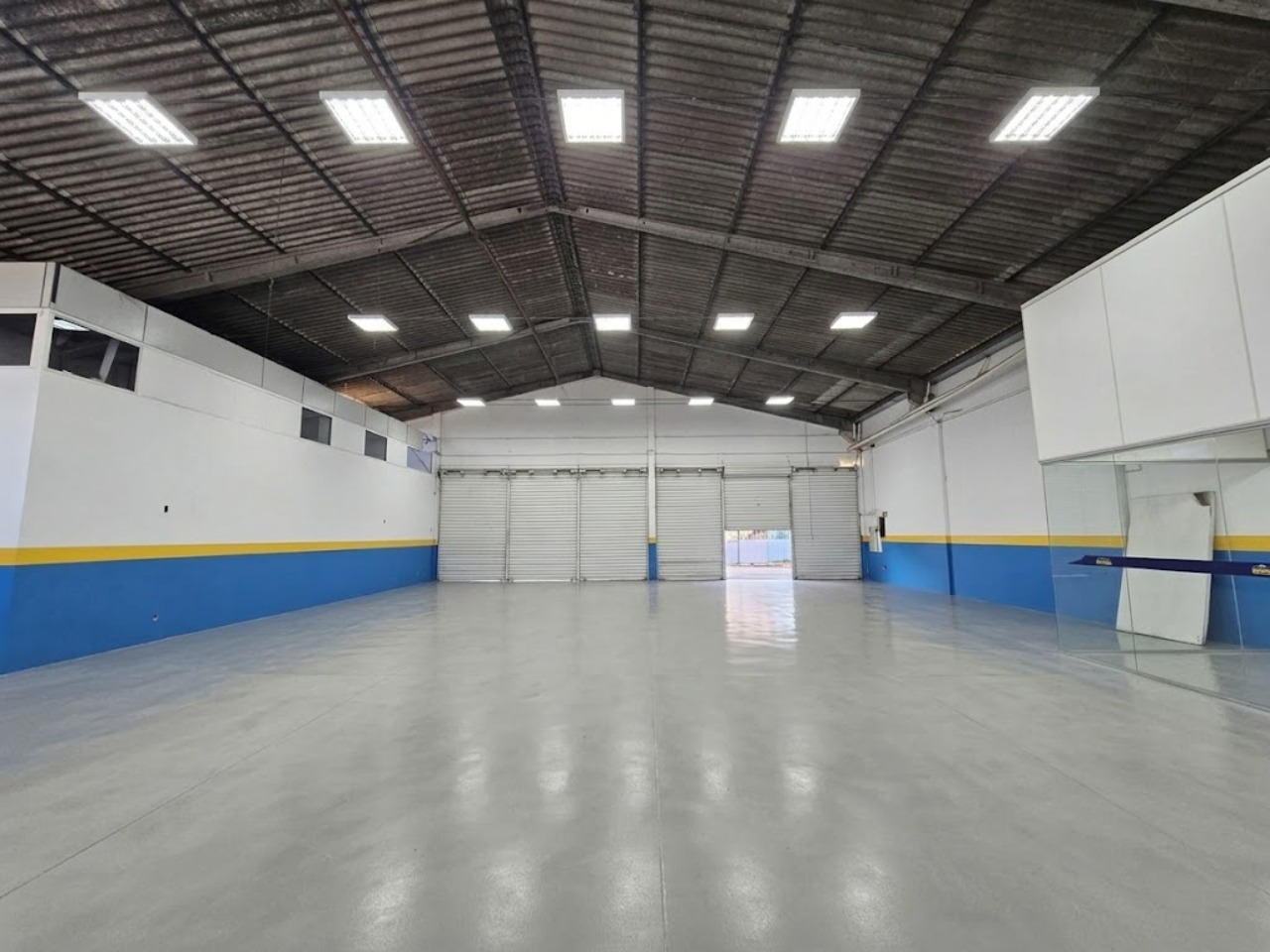 Galpão para alugar ou vender em Sorocaba na Av. General Carneiro, com 535 m², estacionamento e excelente visibilidade comercial