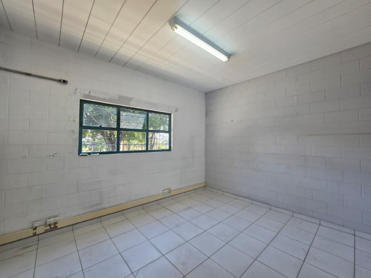 Galpão para alugar em Sorocaba, Éden, com 3.800 m² construídos, 13 docas, amplo pátio e fácil acesso à Castelo Branco