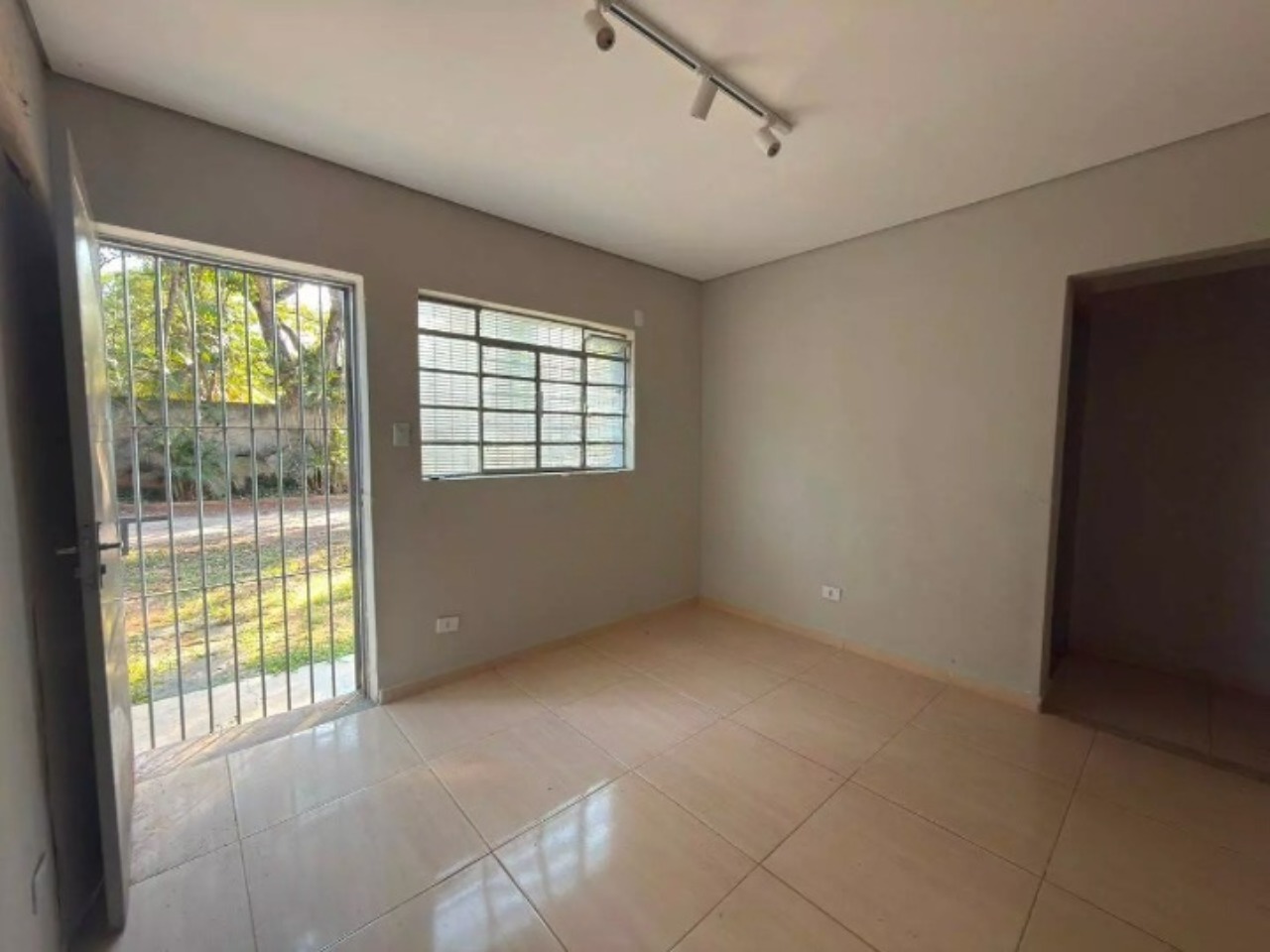 Galpão para alugar em Sorocaba no Éden, 1.001 m² construídos, 800 m² fabris, amplo pátio e fácil acesso às rodovias