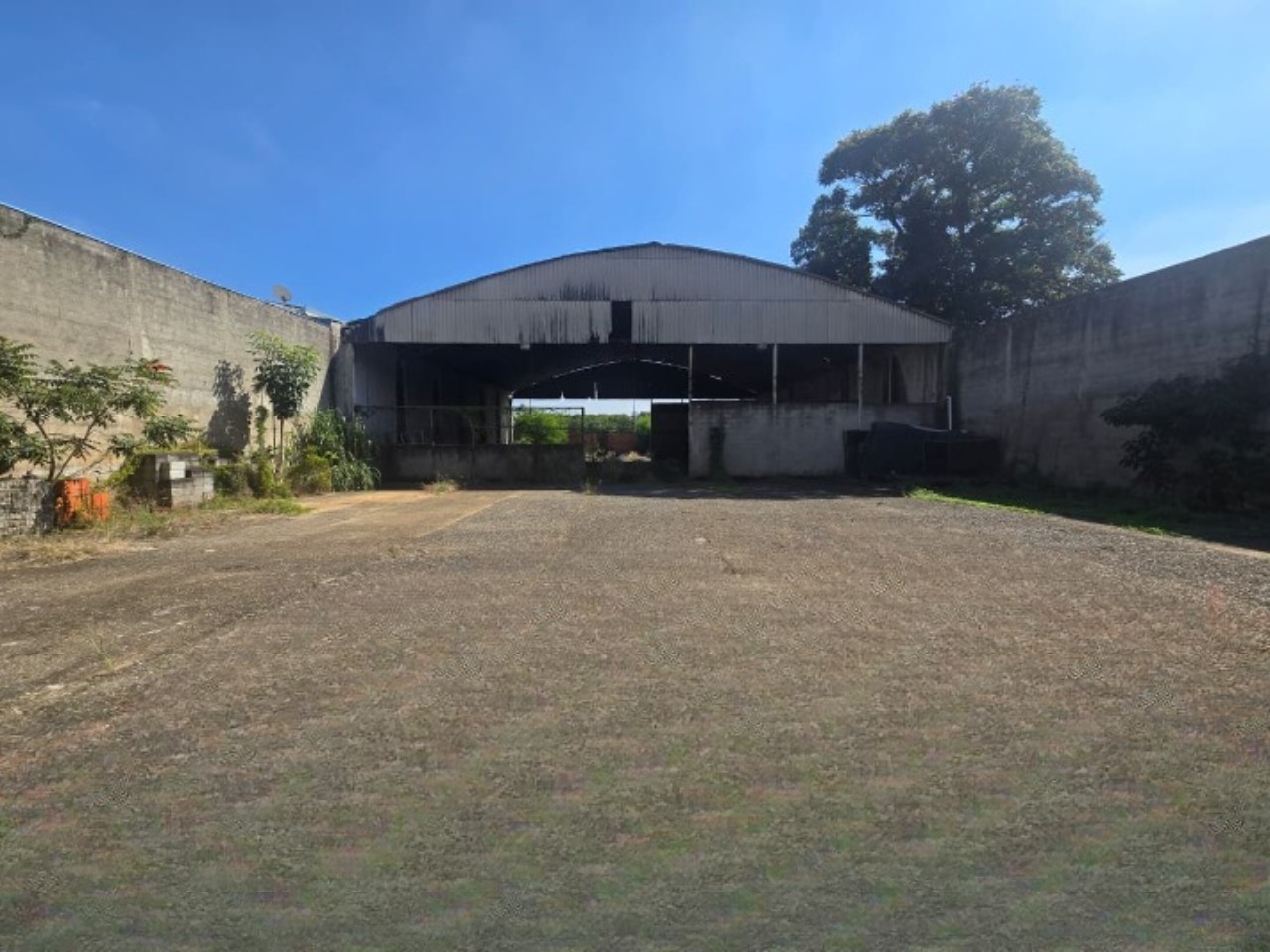 Galpão para alugar em Sorocaba com 869 m² construídos, pé-direito de até 9 m, ideal para academia, quadras, loja e oficina