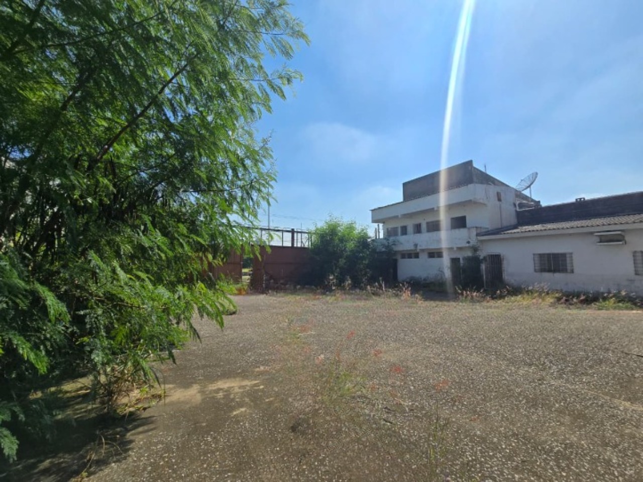 Galpão para alugar em Sorocaba com 869 m² construídos, pé-direito de até 9 m, ideal para academia, quadras, loja e oficina