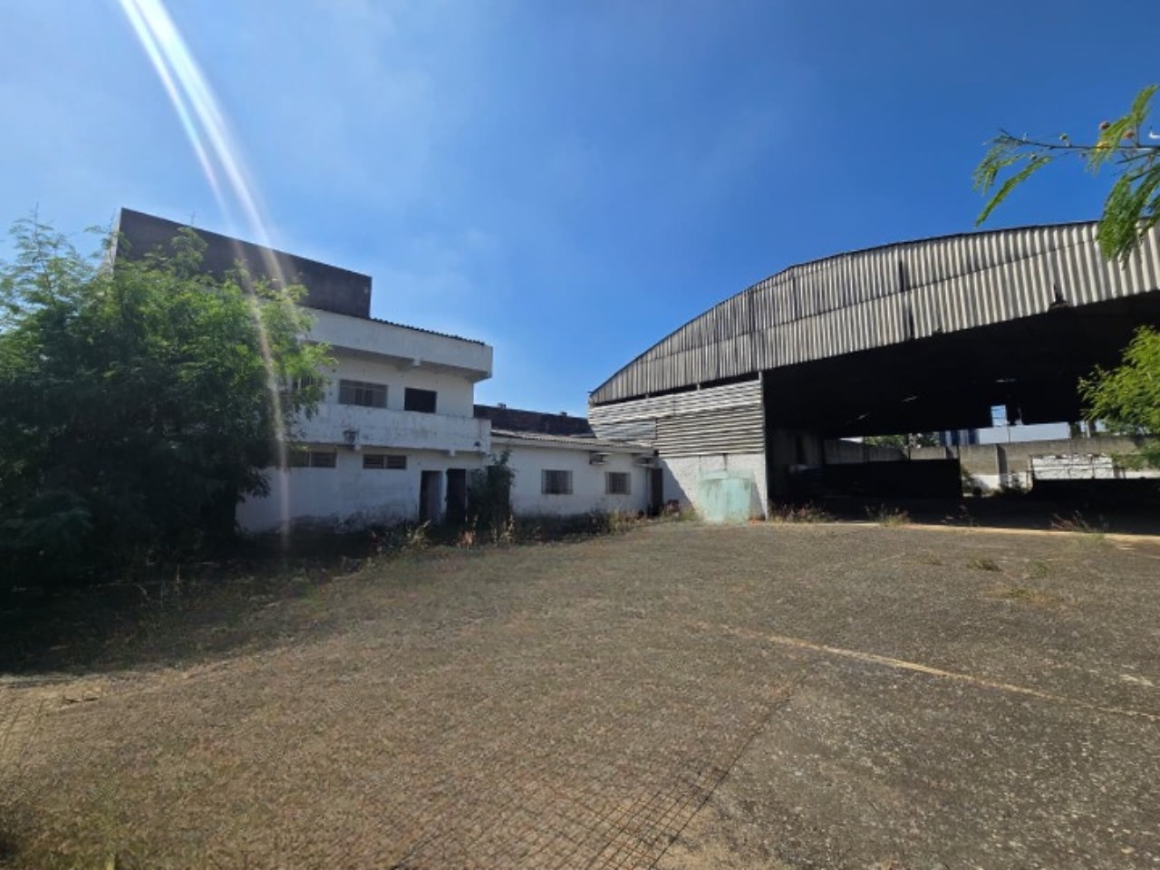 Galpão para alugar em Sorocaba com 869 m² construídos, pé-direito de até 9 m, ideal para academia, quadras, loja e oficina