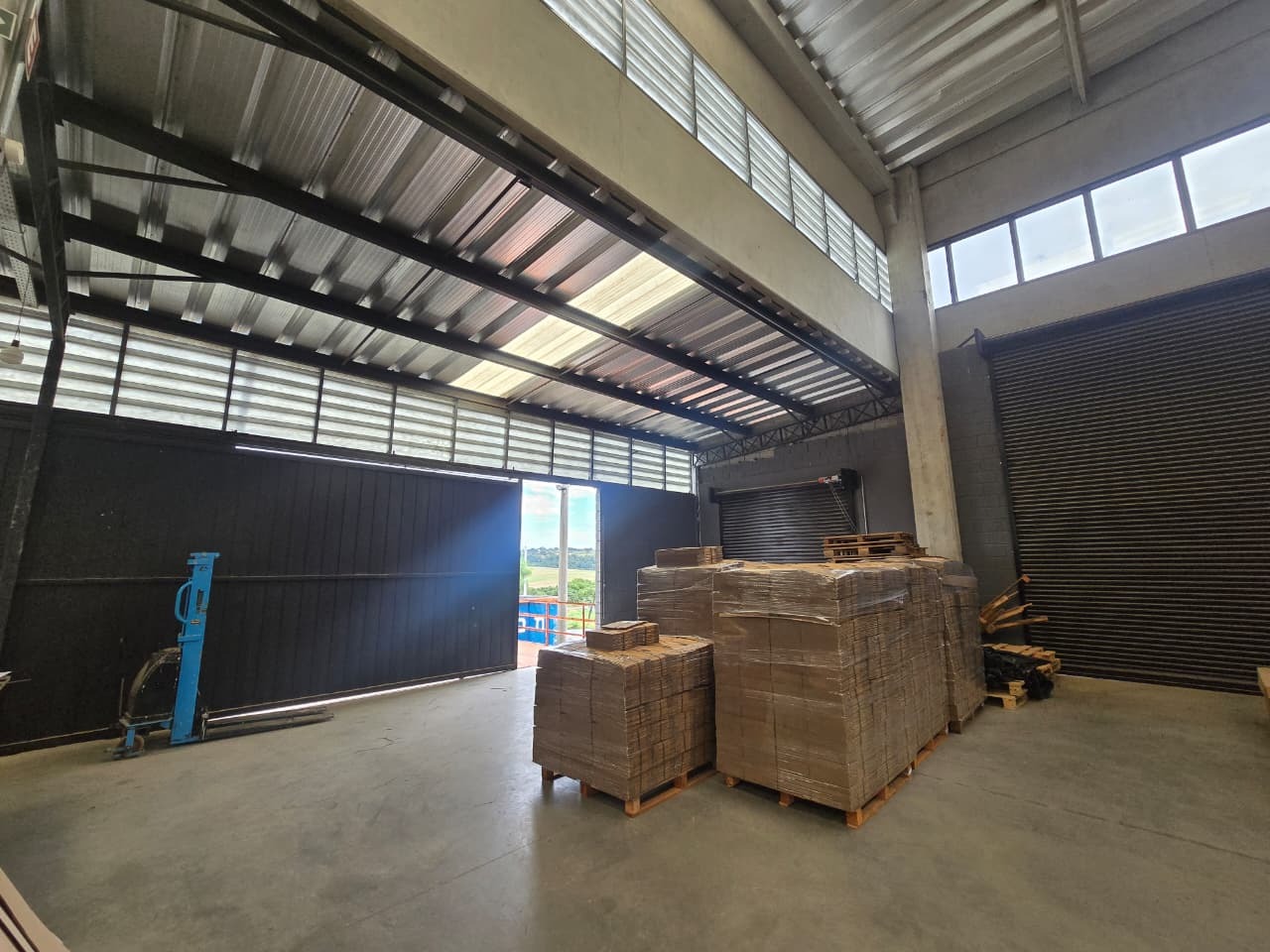 Galpão industrial e logístico à venda em Votorantim em condomínio fechado.