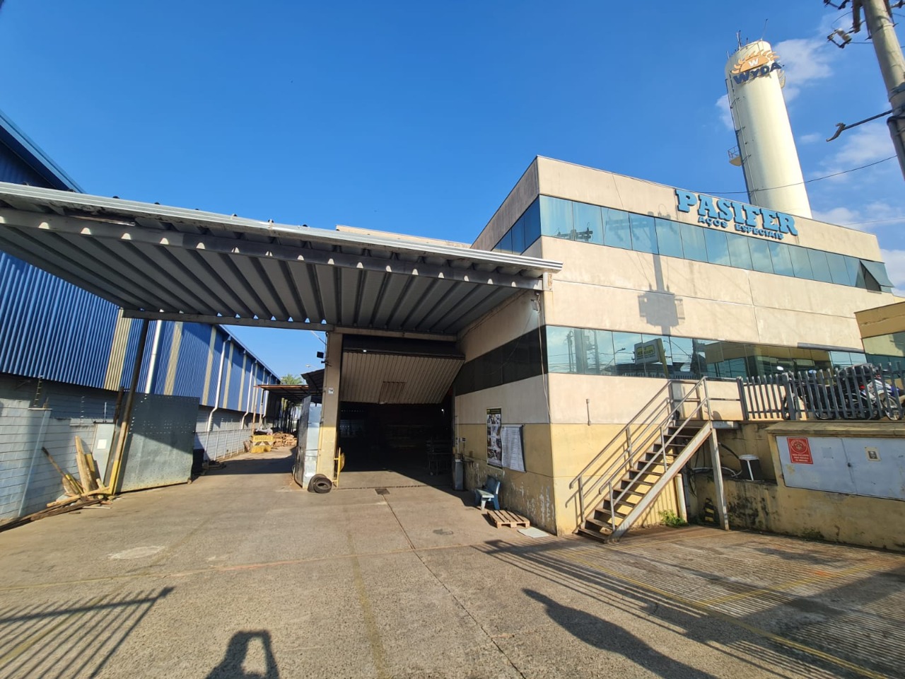 Galpão logístico para alugar em Sorocaba com 2.300 m², terreno de 5.000 m², pontes rolantes de 5 e 10 toneladas e piso de alta resistência