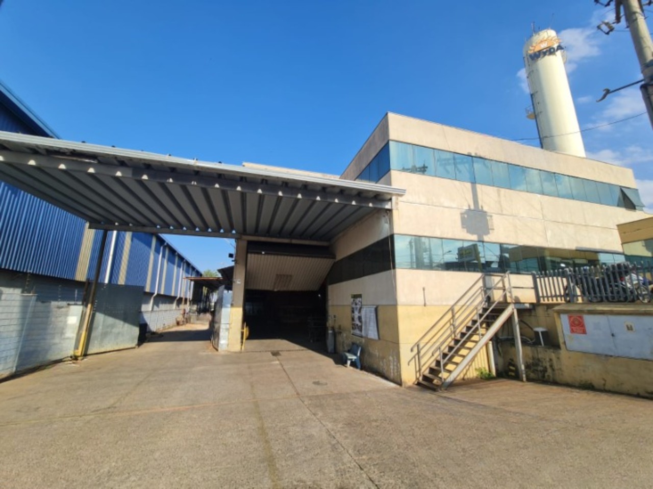 Galpão logístico para alugar em Sorocaba com 2.300 m², terreno de 5.000 m², pontes rolantes de 5 e 10 toneladas e piso de alta resistência