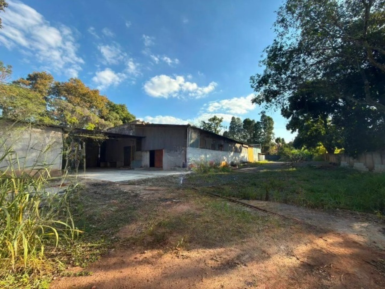 Galpão para alugar em Sorocaba no Éden, 1.001 m² construídos, 800 m² fabris, amplo pátio e fácil acesso às rodovias