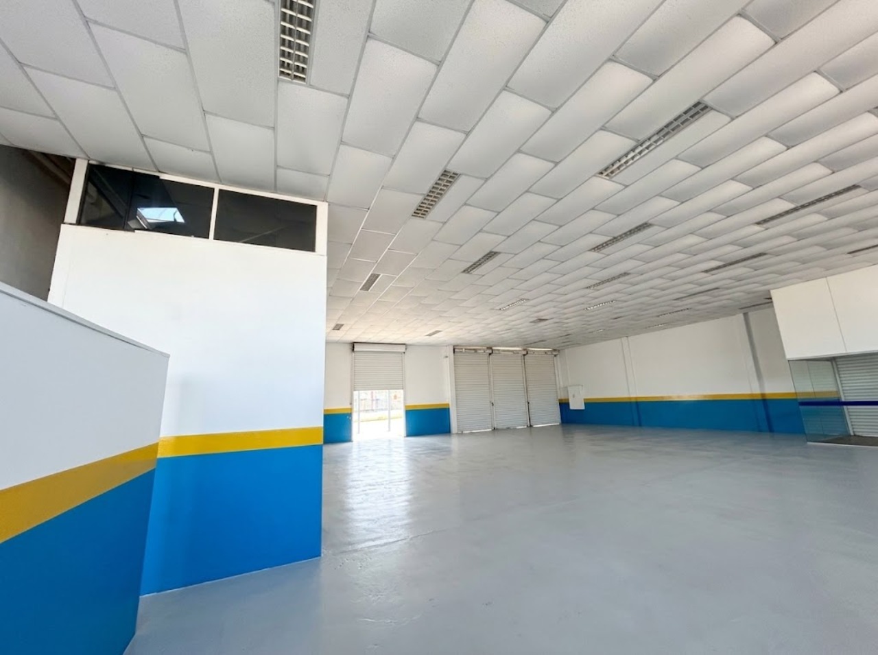 Galpão para alugar ou vender em Sorocaba na Av. General Carneiro, com 535 m², estacionamento e excelente visibilidade comercial