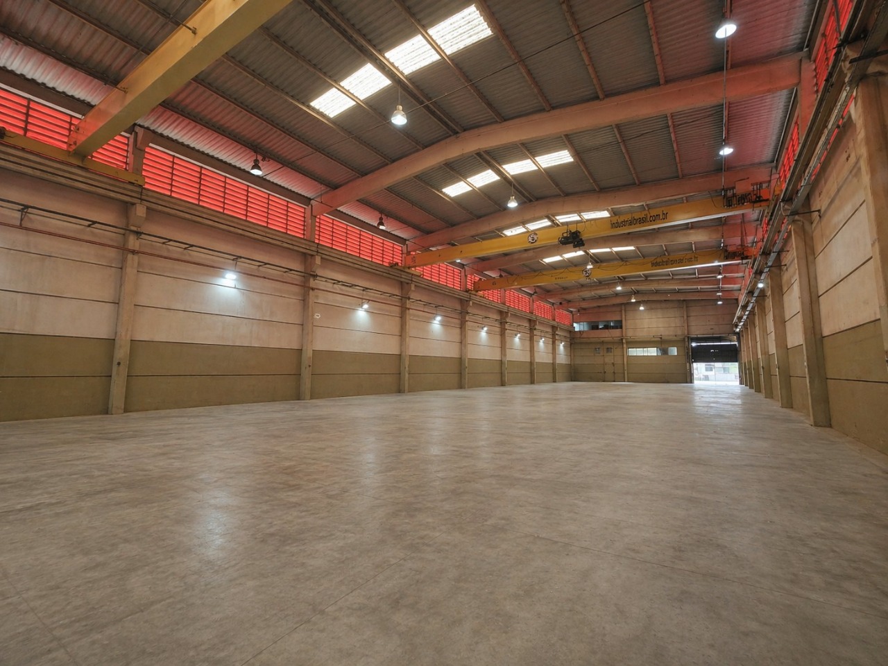 Galpão logístico para alugar em Sorocaba com 2.300 m², terreno de 5.000 m², pontes rolantes de 5 e 10 toneladas e piso de alta resistência