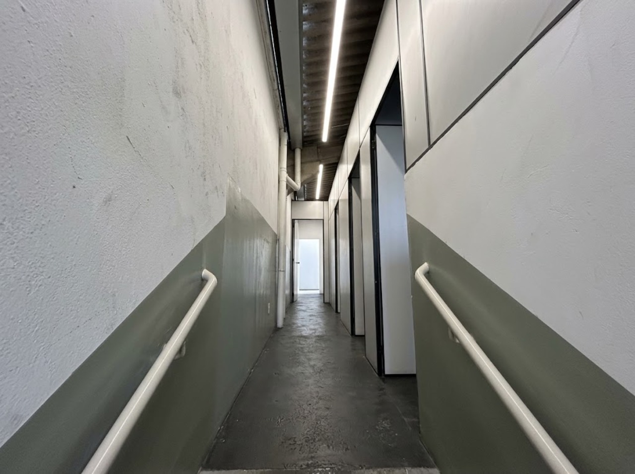 Galpão para alugar ou vender em Sorocaba na Av. General Carneiro, com 535 m², estacionamento e excelente visibilidade comercial