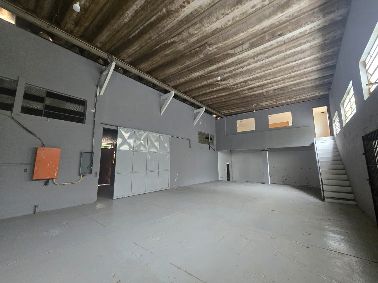 Galpão para alugar em Sorocaba no Éden, 1.001 m² construídos, 800 m² fabris, amplo pátio e fácil acesso às rodovias