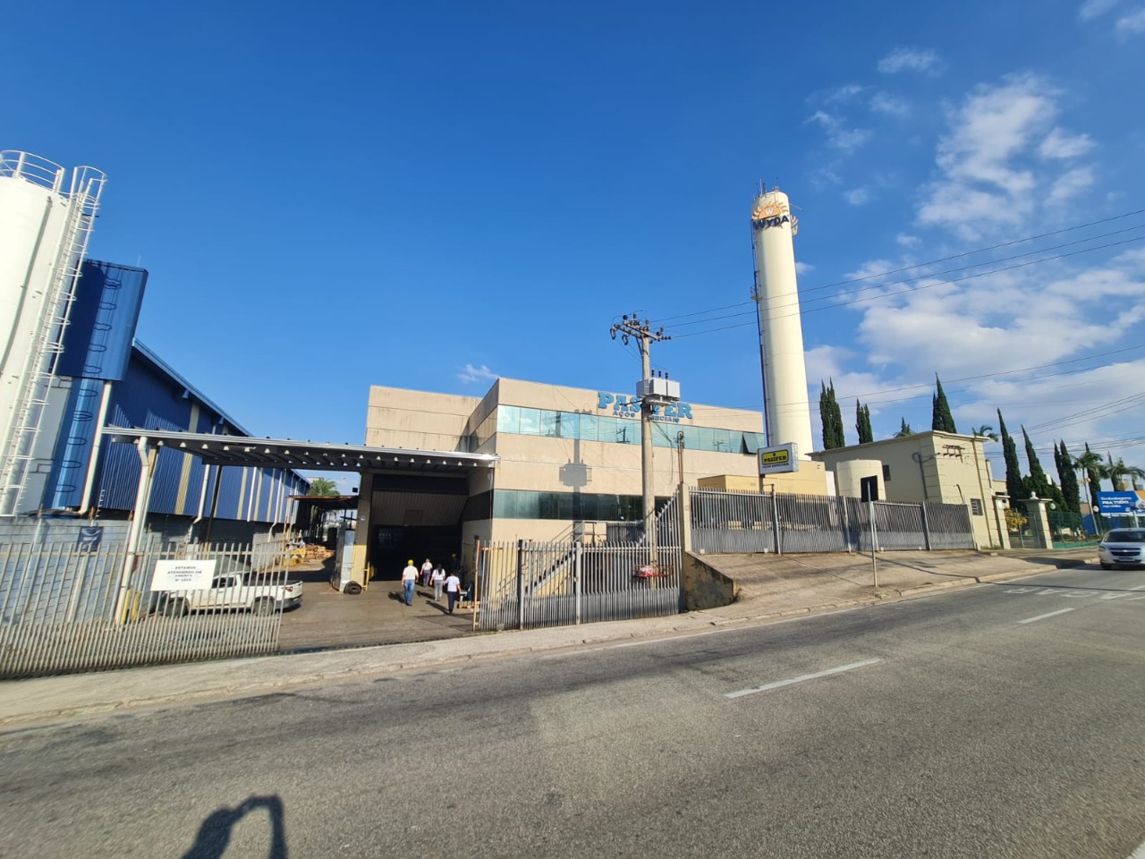 Galpão logístico para alugar em Sorocaba com 2.300 m², terreno de 5.000 m², pontes rolantes de 5 e 10 toneladas e piso de alta resistência