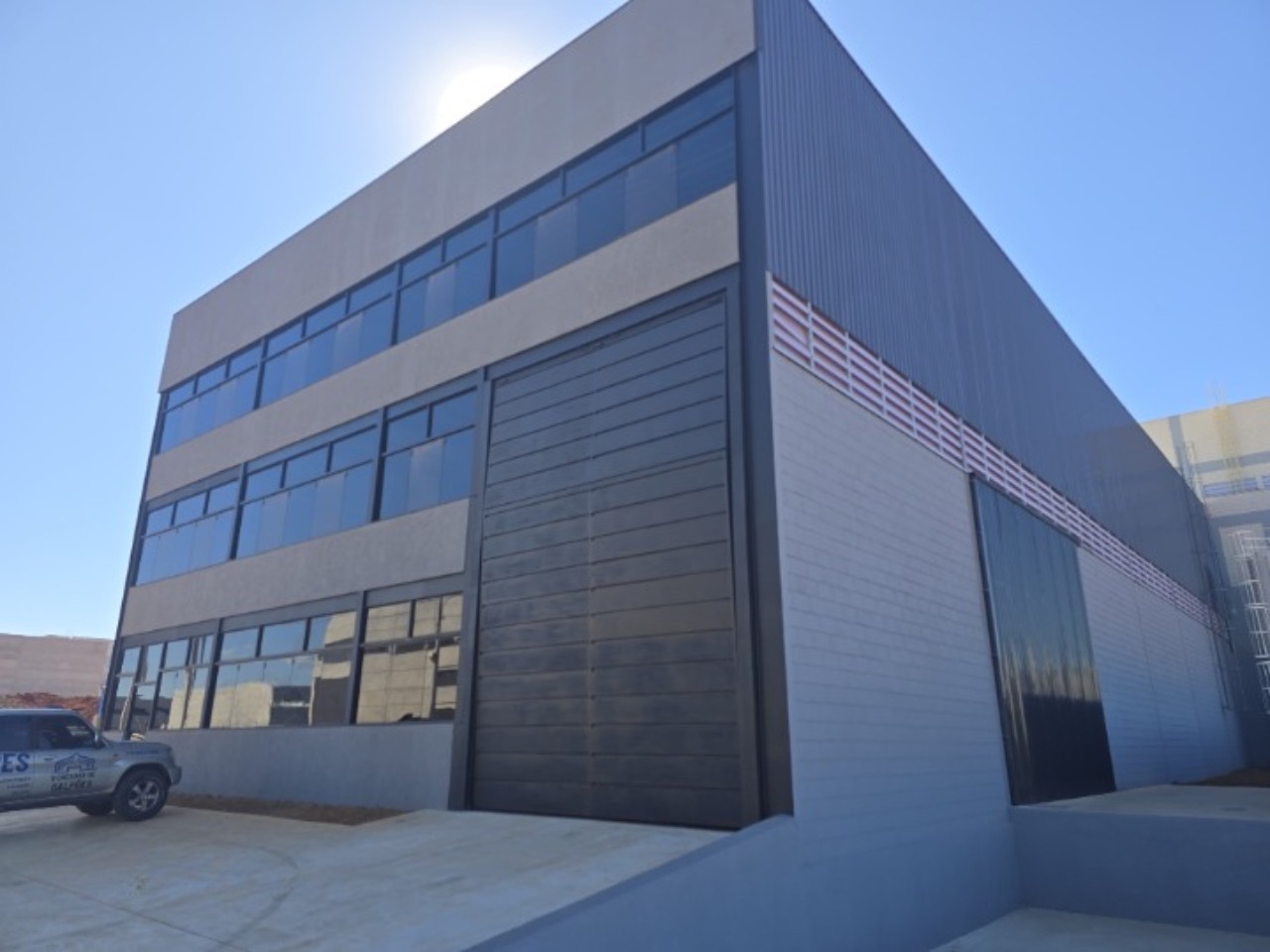 Galpão para Alugar em Sorocaba em Condomínio 980m² com Doca