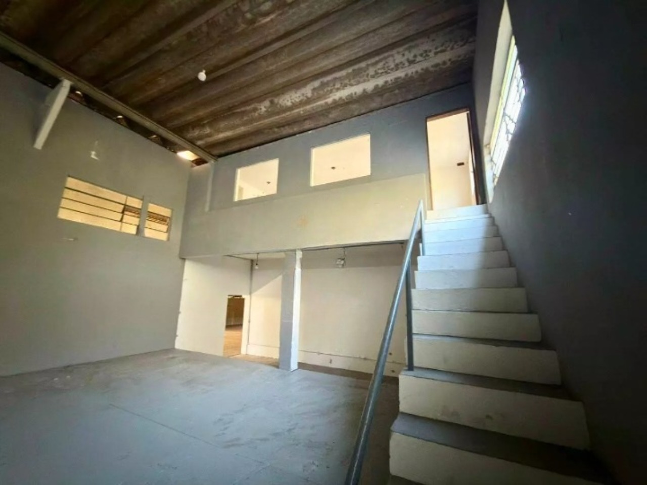 Galpão para alugar em Sorocaba no Éden, 1.001 m² construídos, 800 m² fabris, amplo pátio e fácil acesso às rodovias