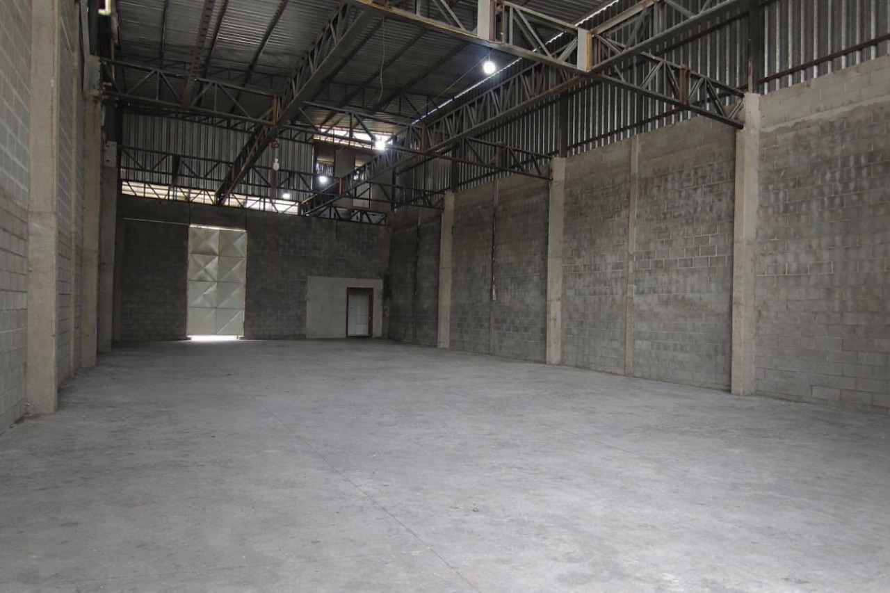 Galpão à Venda em Sorocaba Próximo à Raposo Tavares: 1.350 m² Construídos em Terreno de 3.500 m² com Lago