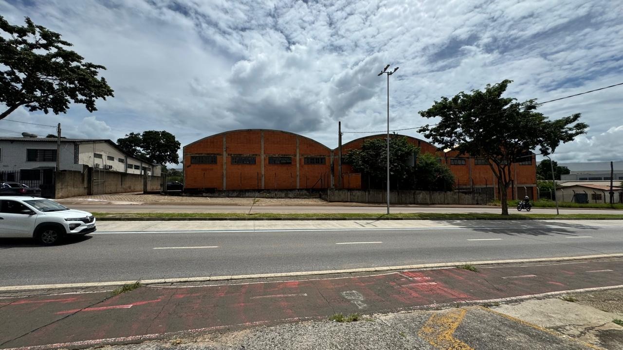 Galpão para alugar em Sorocaba com 2.738 m², frente de 100 m para a Av. Ipanema, pátio, 2 acessos de caminhão e 60 vagas