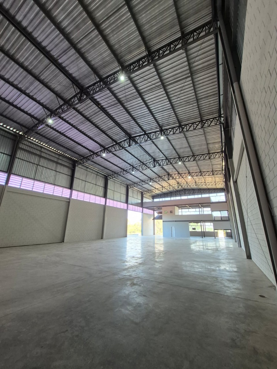Galpão para Alugar em Sorocaba em Condomínio 980m² com Doca
