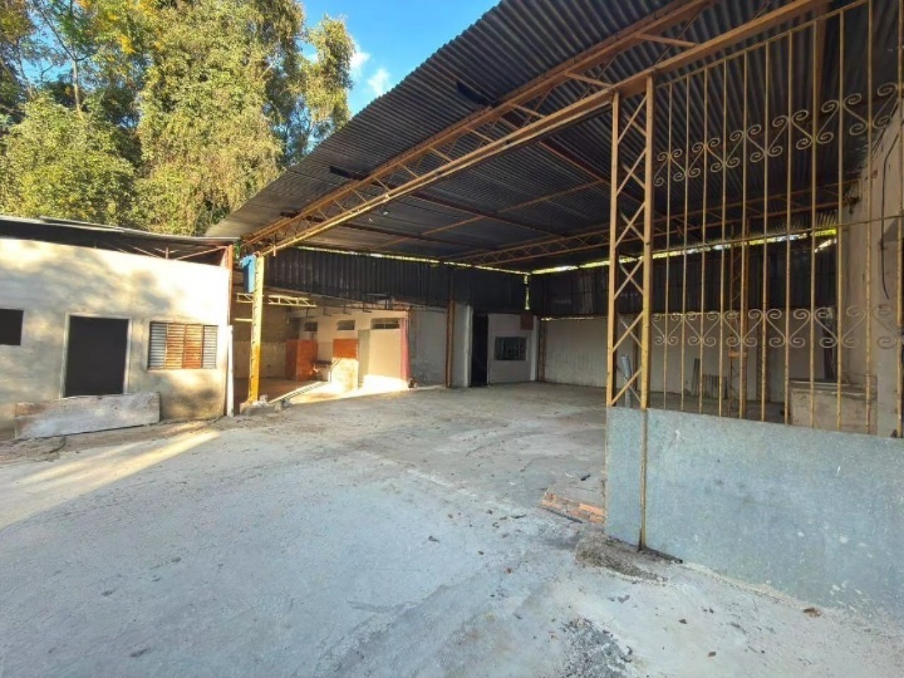 Galpão para alugar em Sorocaba no Éden, 1.001 m² construídos, 800 m² fabris, amplo pátio e fácil acesso às rodovias