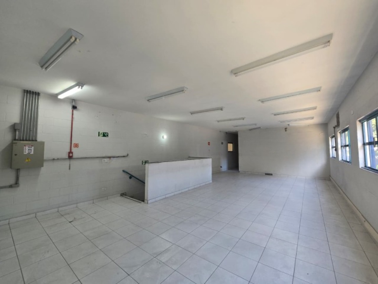 Galpão para alugar em Sorocaba, Éden, com 3.800 m² construídos, 13 docas, amplo pátio e fácil acesso à Castelo Branco