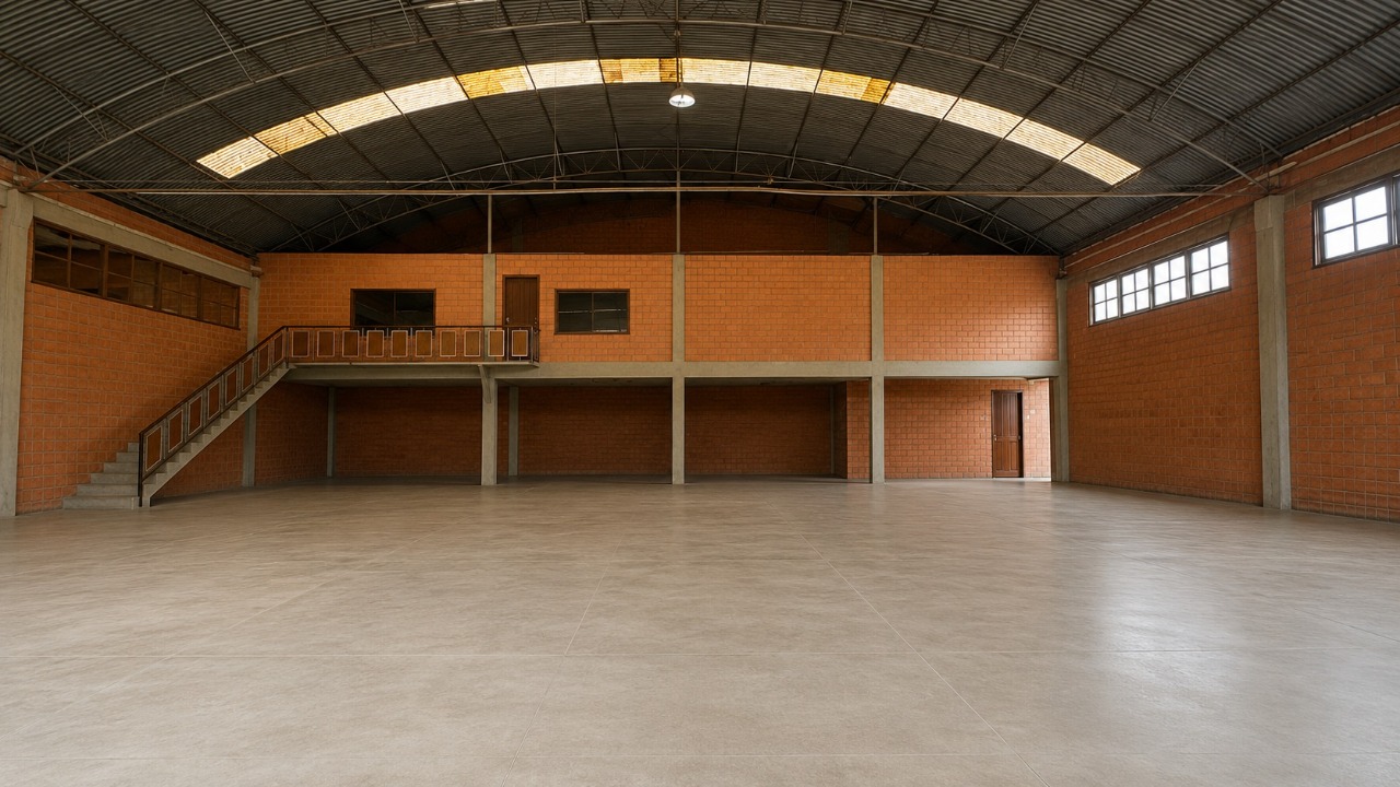 Galpão para alugar em Sorocaba com 2.738 m², frente de 100 m para a Av. Ipanema, pátio, 2 acessos de caminhão e 60 vagas