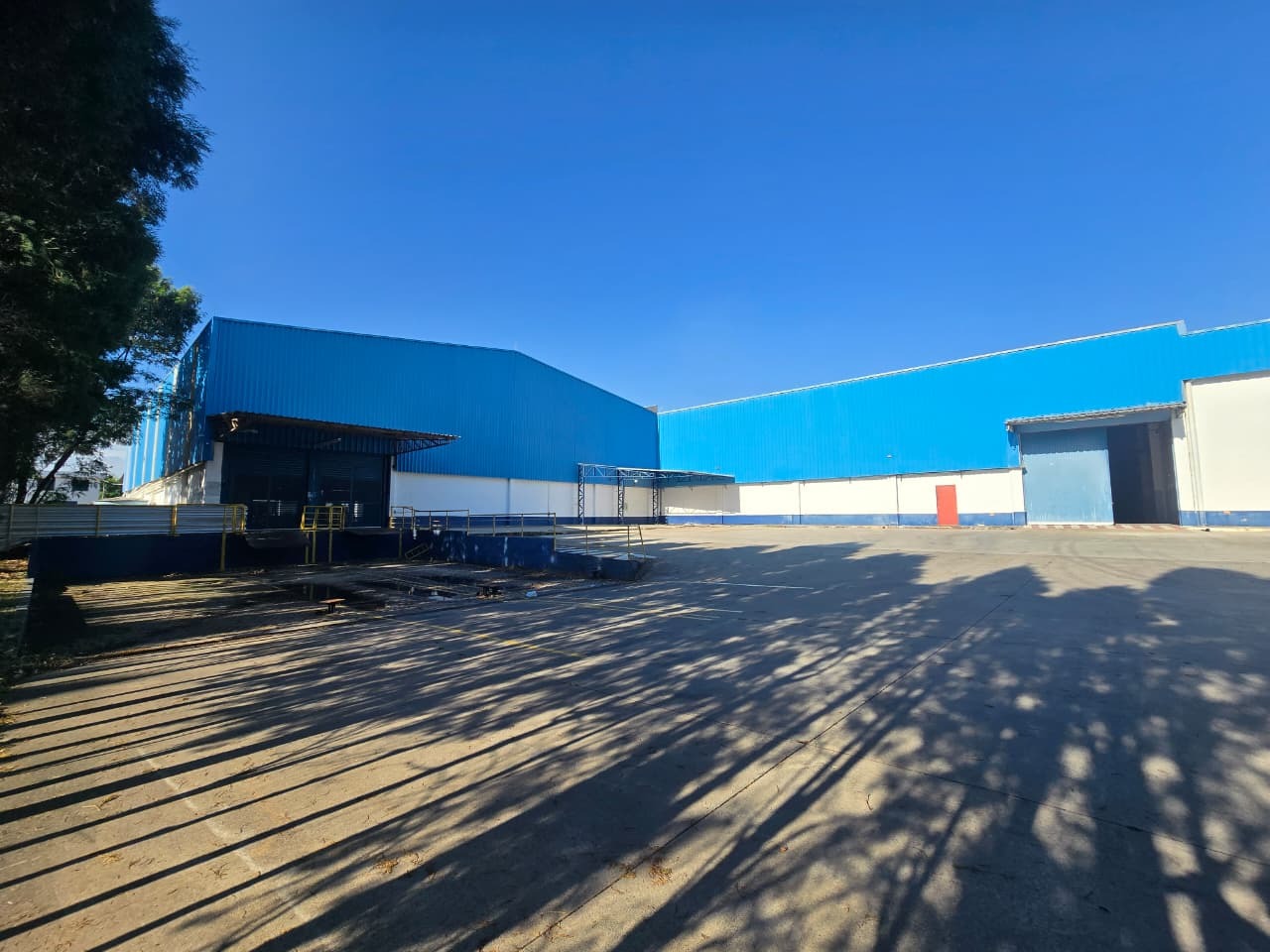Galpão para alugar em Sorocaba, Éden, com 3.800 m² construídos, 13 docas, amplo pátio e fácil acesso à Castelo Branco