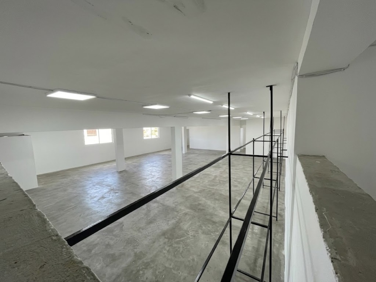 Galpão para alugar ou vender em Sorocaba na Av. General Carneiro, com 535 m², estacionamento e excelente visibilidade comercial