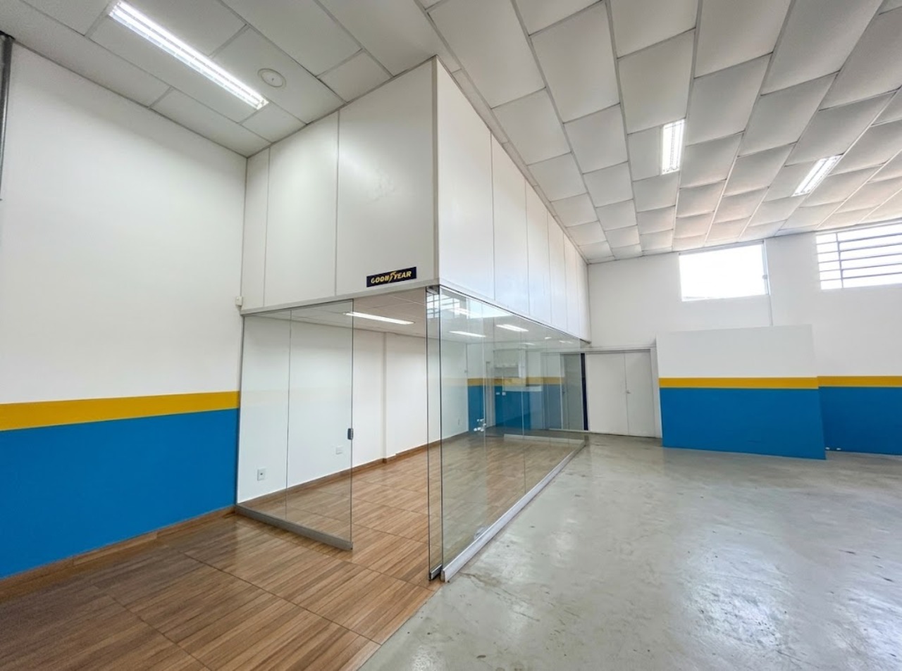 Galpão para alugar ou vender em Sorocaba na Av. General Carneiro, com 535 m², estacionamento e excelente visibilidade comercial