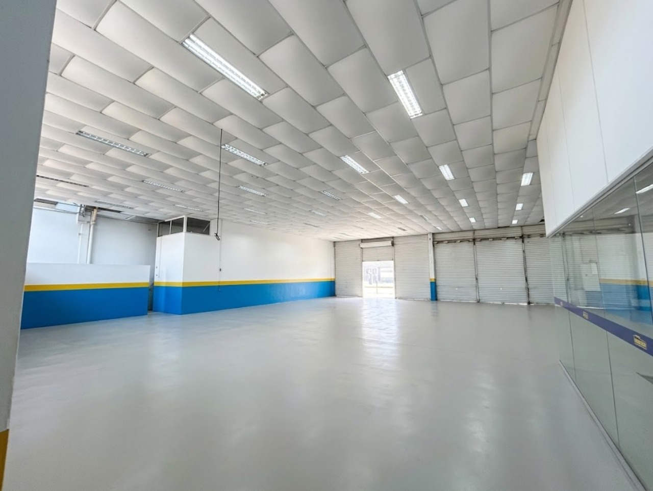 Galpão para alugar ou vender em Sorocaba na Av. General Carneiro, com 535 m², estacionamento e excelente visibilidade comercial