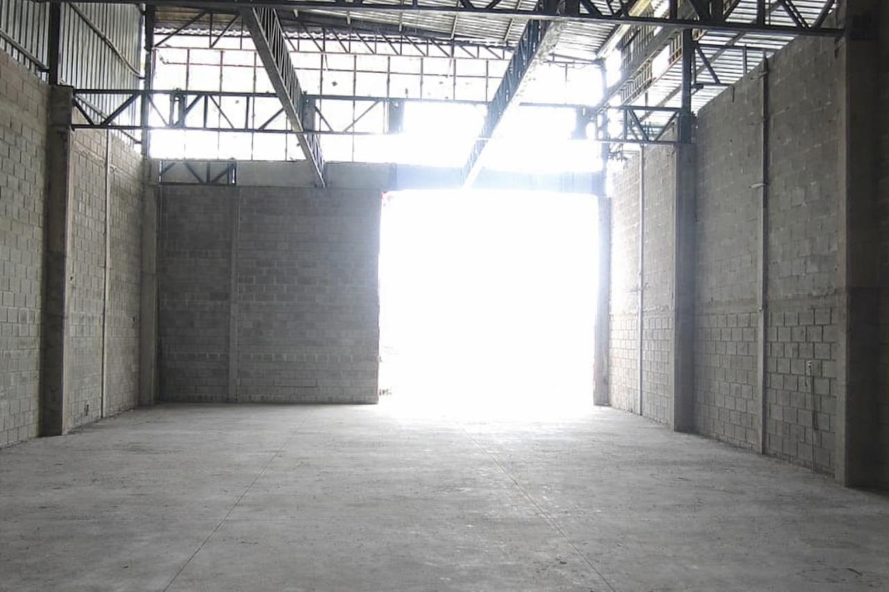 Galpão à Venda em Sorocaba Próximo à Raposo Tavares: 1.350 m² Construídos em Terreno de 3.500 m² com Lago