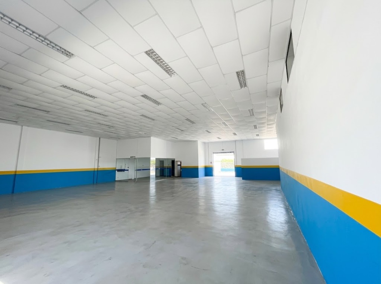 Galpão para alugar ou vender em Sorocaba na Av. General Carneiro, com 535 m², estacionamento e excelente visibilidade comercial