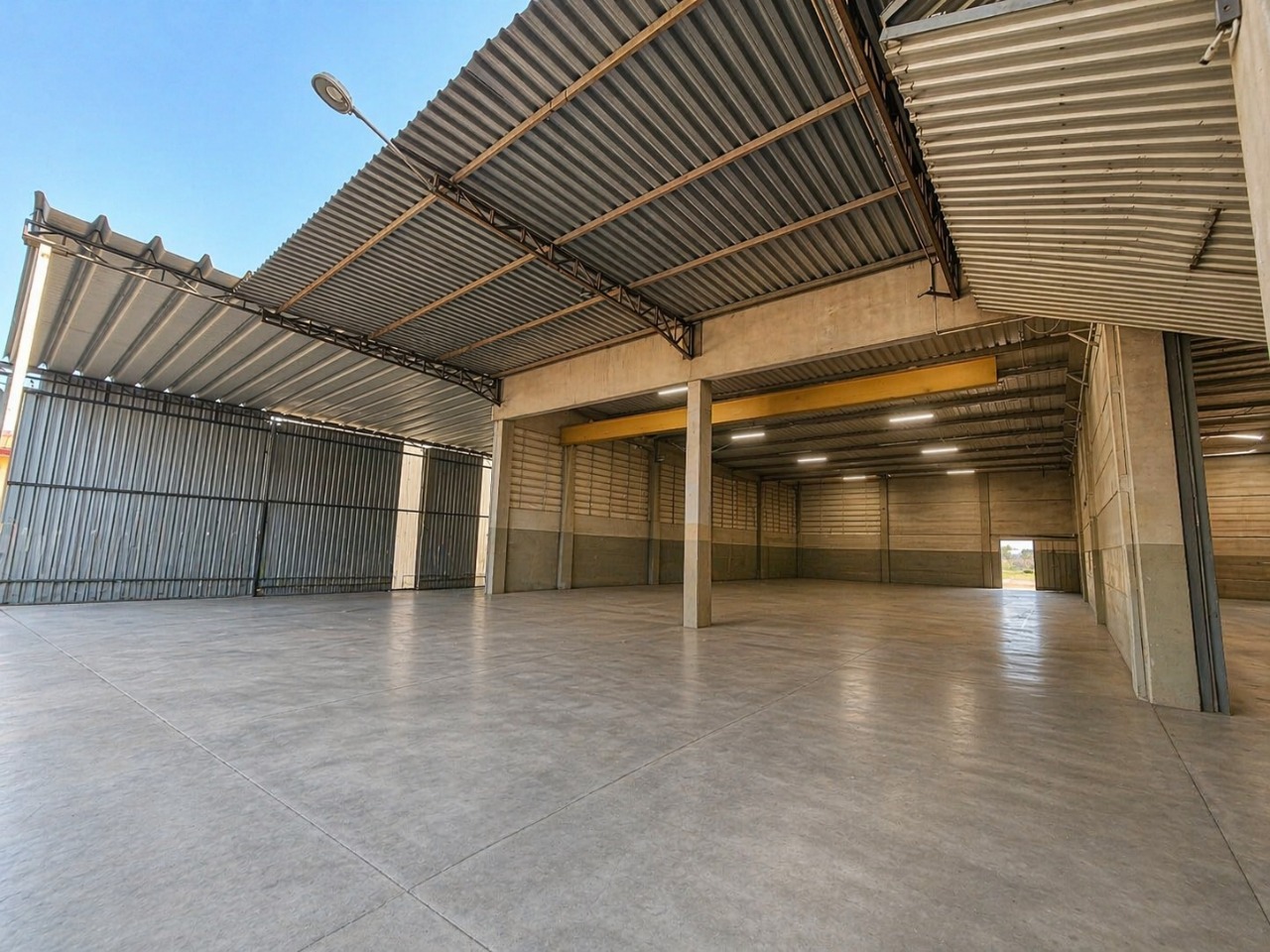 Galpão logístico para alugar em Sorocaba com 2.300 m², terreno de 5.000 m², pontes rolantes de 5 e 10 toneladas e piso de alta resistência