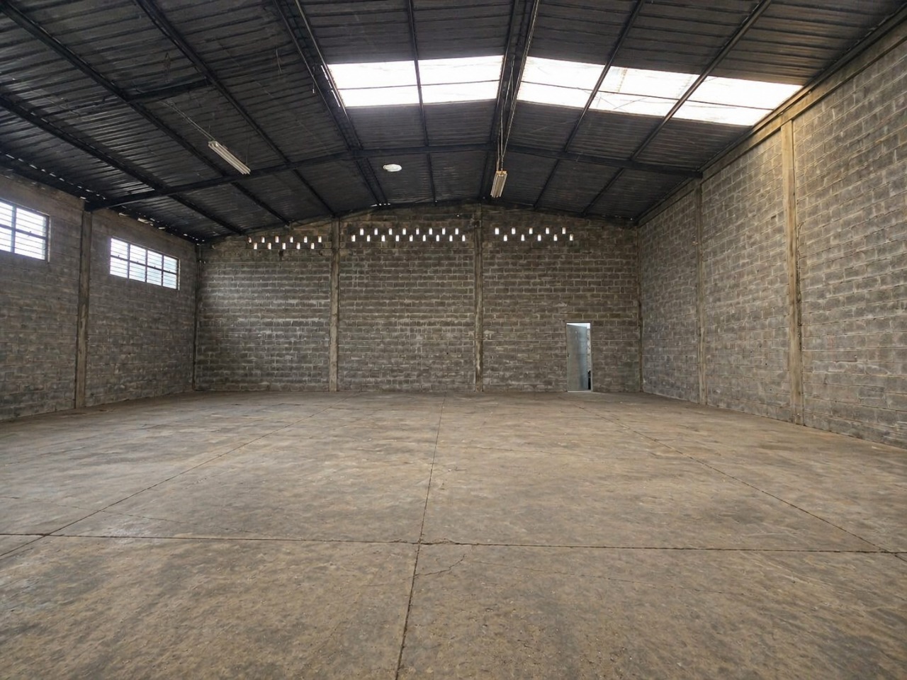Galpão para alugar em Sorocaba no Jardim Paraná, próximo à Av. Itavuvu, com 780 m² e fácil acesso às rodovias Castelo Branco e Raposo Tavares
