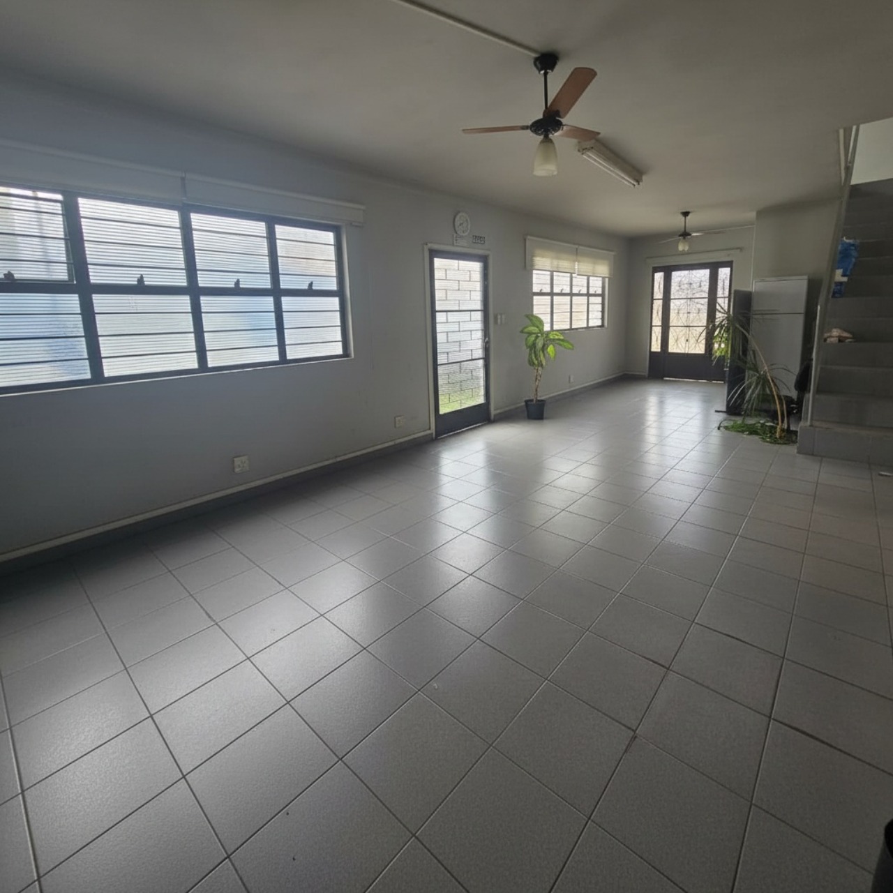 Galpão para alugar em Sorocaba no Jardim Paraná, próximo à Av. Itavuvu, com 780 m² e fácil acesso às rodovias Castelo Branco e Raposo Tavares