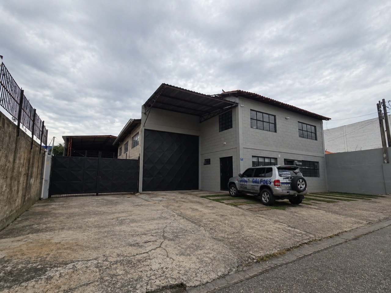 Galpão para alugar em Sorocaba no Jardim Paraná, próximo à Av. Itavuvu, com 780 m² e fácil acesso às rodovias Castelo Branco e Raposo Tavares