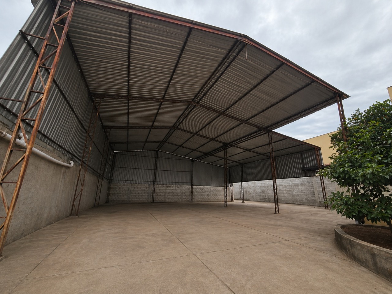 Galpão para alugar em Sorocaba no Jardim Paraná, próximo à Av. Itavuvu, com 780 m² e fácil acesso às rodovias Castelo Branco e Raposo Tavares