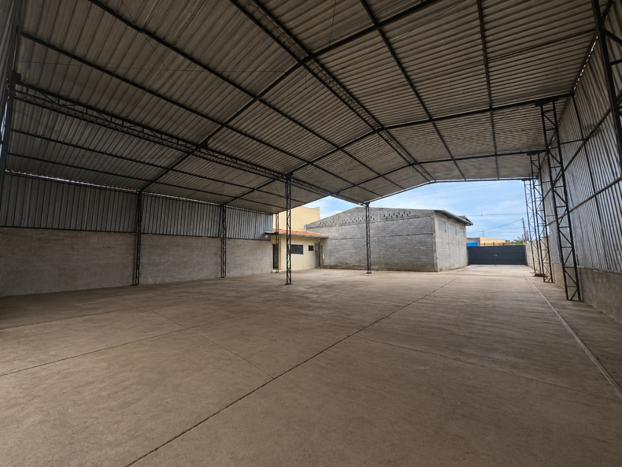 Galpão para alugar em Sorocaba no Jardim Paraná, próximo à Av. Itavuvu, com 780 m² e fácil acesso às rodovias Castelo Branco e Raposo Tavares