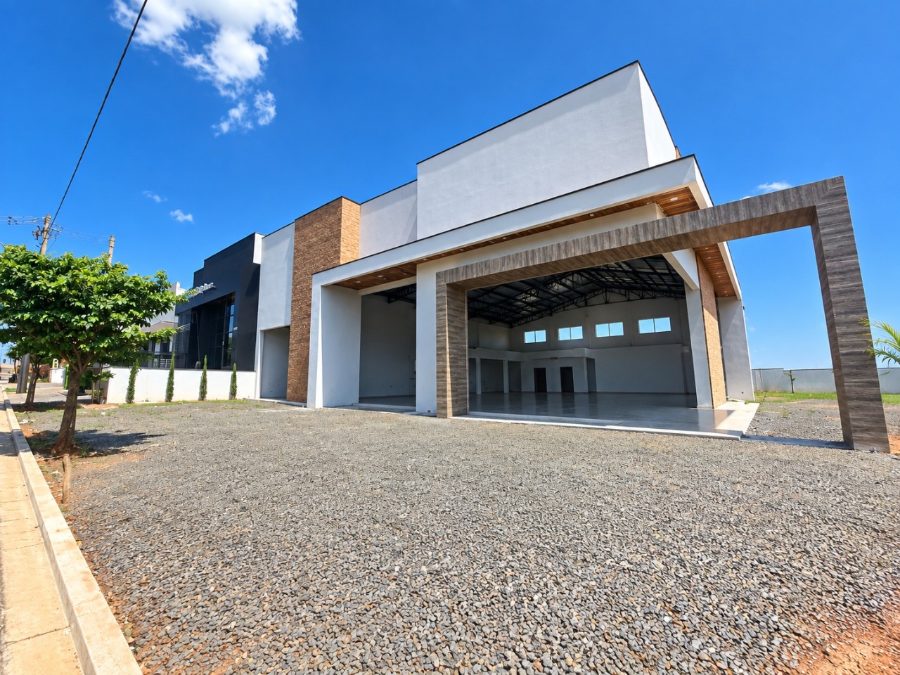 Galpão Comercial para Alugar em Porto Feliz Avenida de Destaque Estacionamento para 19 Carros Excelente Acesso