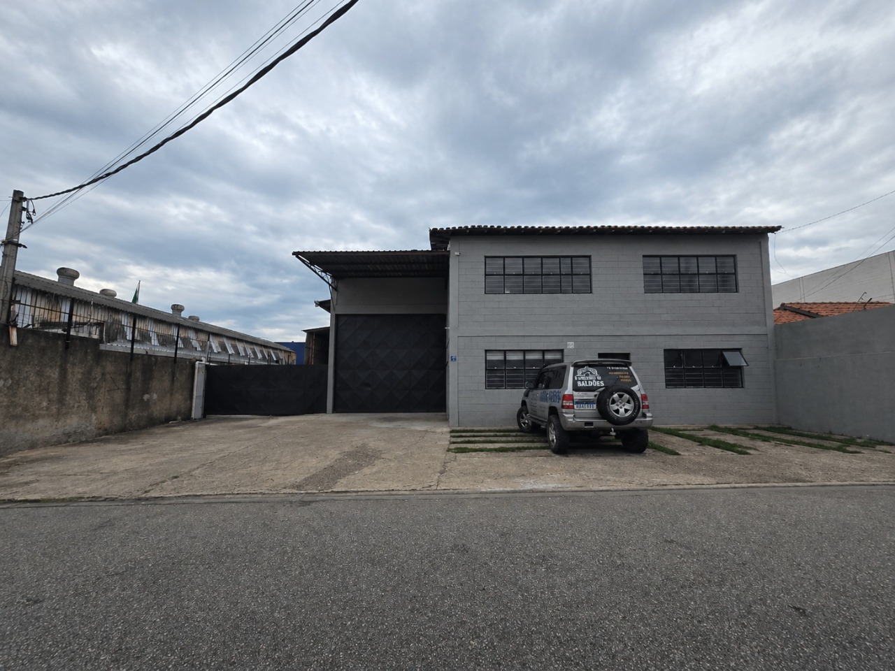 Galpão para alugar em Sorocaba no Jardim Paraná, próximo à Av. Itavuvu, com 780 m² e fácil acesso às rodovias Castelo Branco e Raposo Tavares
