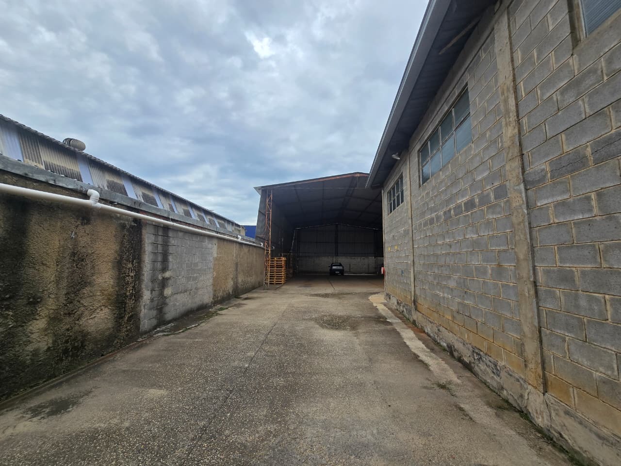Galpão para alugar em Sorocaba no Jardim Paraná, próximo à Av. Itavuvu, com 780 m² e fácil acesso às rodovias Castelo Branco e Raposo Tavares
