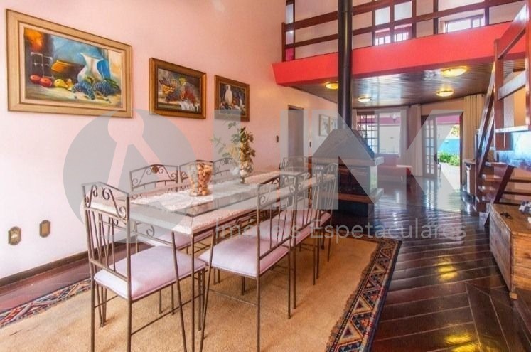 Casa de 4 dormitórios sendo 1 suíte à venda com 4 vagas de garagem em Porto Alegre, no bairro Jardim Planalto, próximo à Av. Baltazar de Oliveira Garc