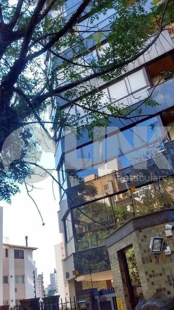 Apartamento de 3 dormitórios sendo 1 suíte à venda com 2 vagas de garagem em Porto Alegre, no bairro Auxiliadora, próximo à Av. Plínio Brasil Milano