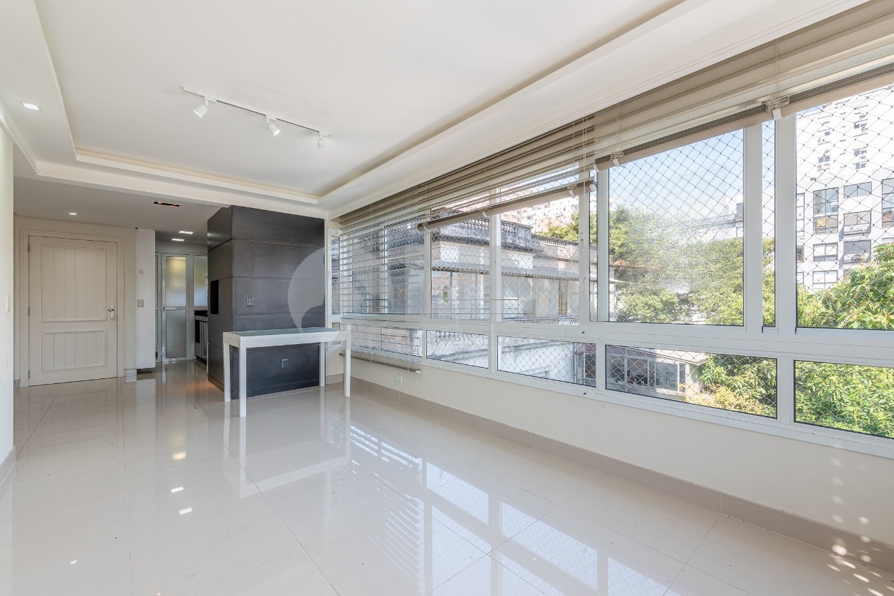 Apartamento 2 dormitórios com 1 vaga de garagem à venda no bairro Moinhos de Vento em Porto Alegre próximo do Parcão
