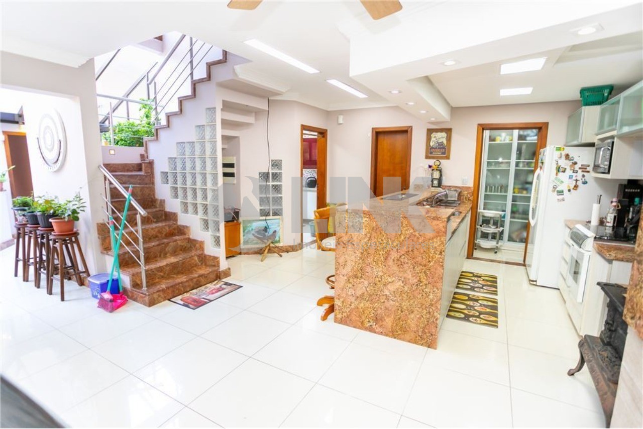Casa com 4 dormitórios 2 suítes e 6 vagas de garagem à venda no bairro Jardim Planalto em Porto Alegre próxima da Avenida Dona Adda Mascarenhas de Mor