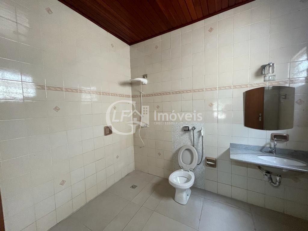 Espaço Comercial Impecável no Centro de Campo Grande-MS: 3 Quartos, 2 Salas, 4 Banheiros, 1 Vaga de Garagem - 220m²