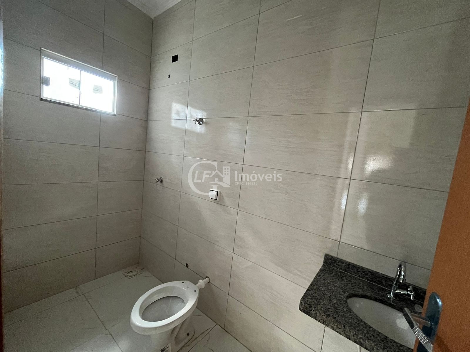 Ampla casa nova - 1 suíte e 2 quartos