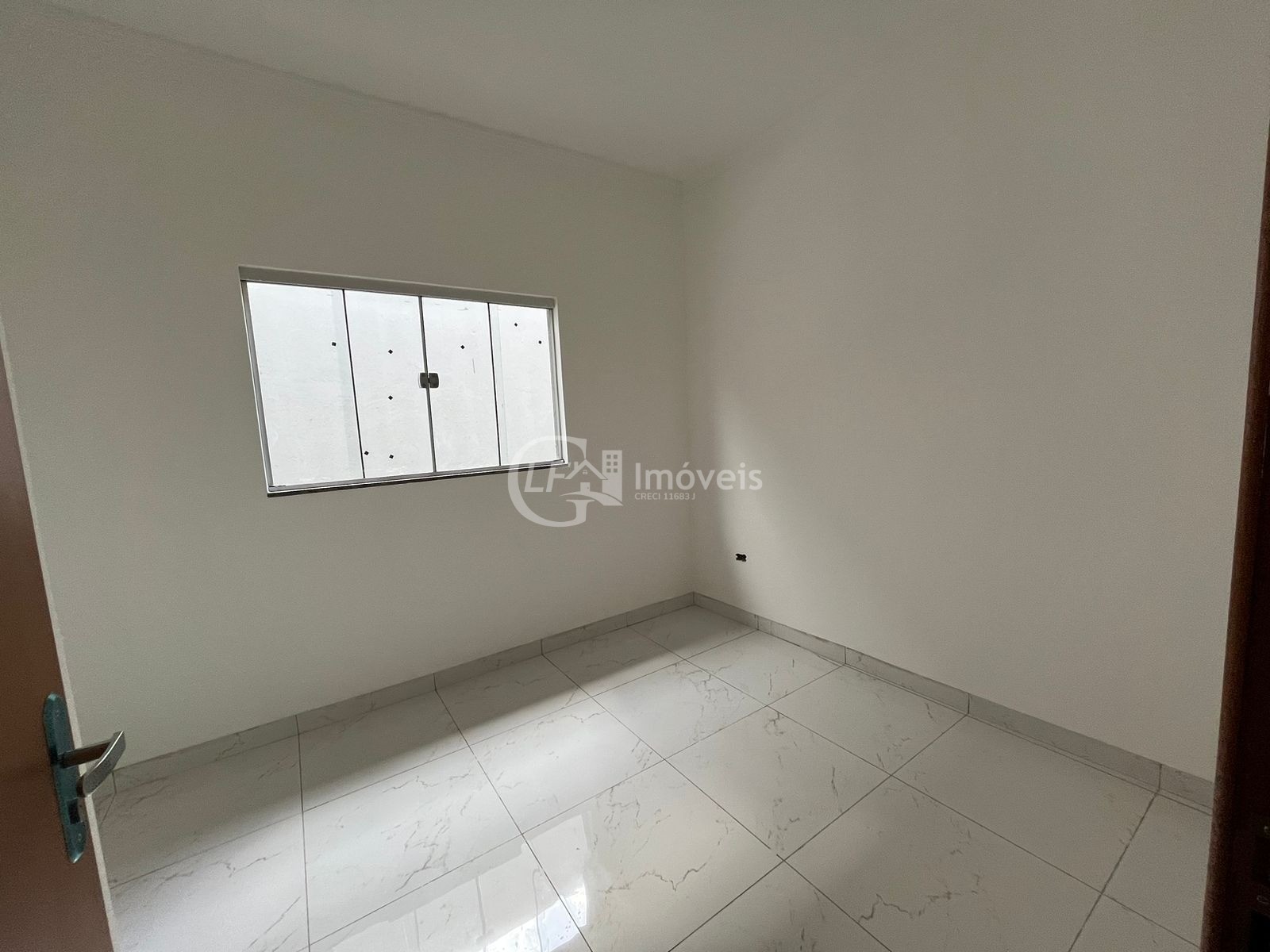 Ampla casa nova - 1 suíte e 2 quartos