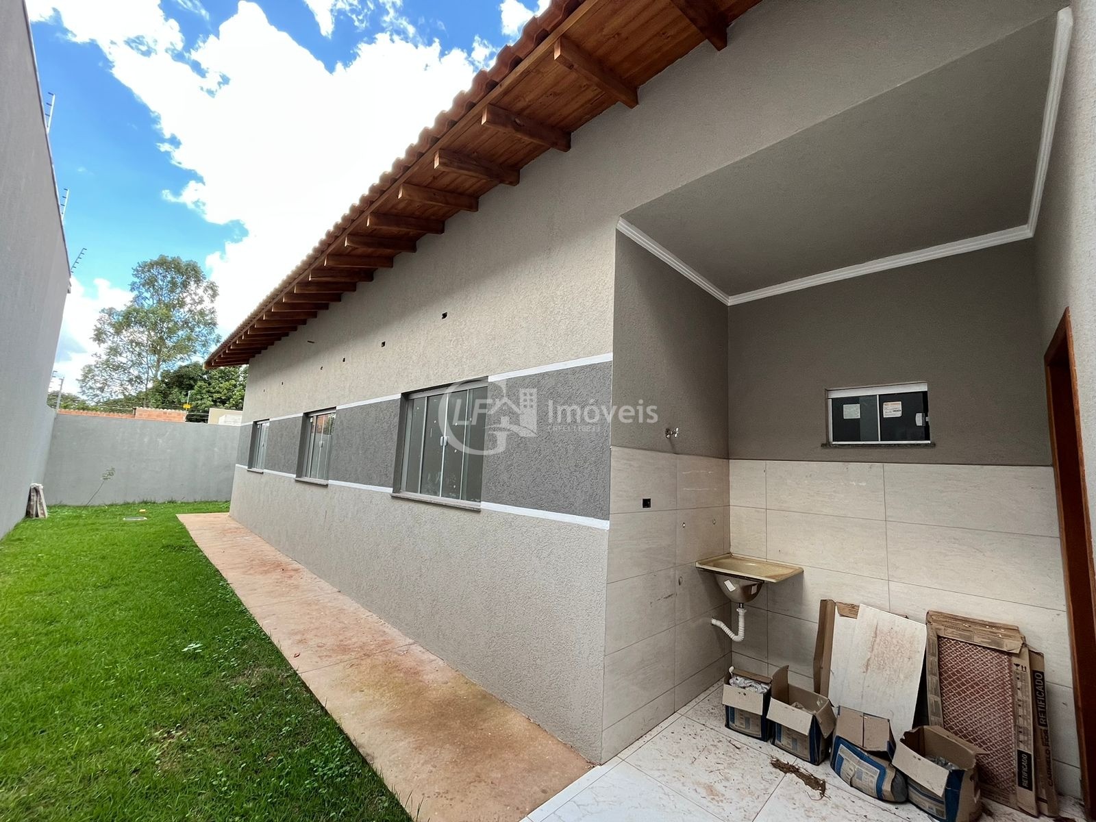 Ampla casa nova - 1 suíte e 2 quartos