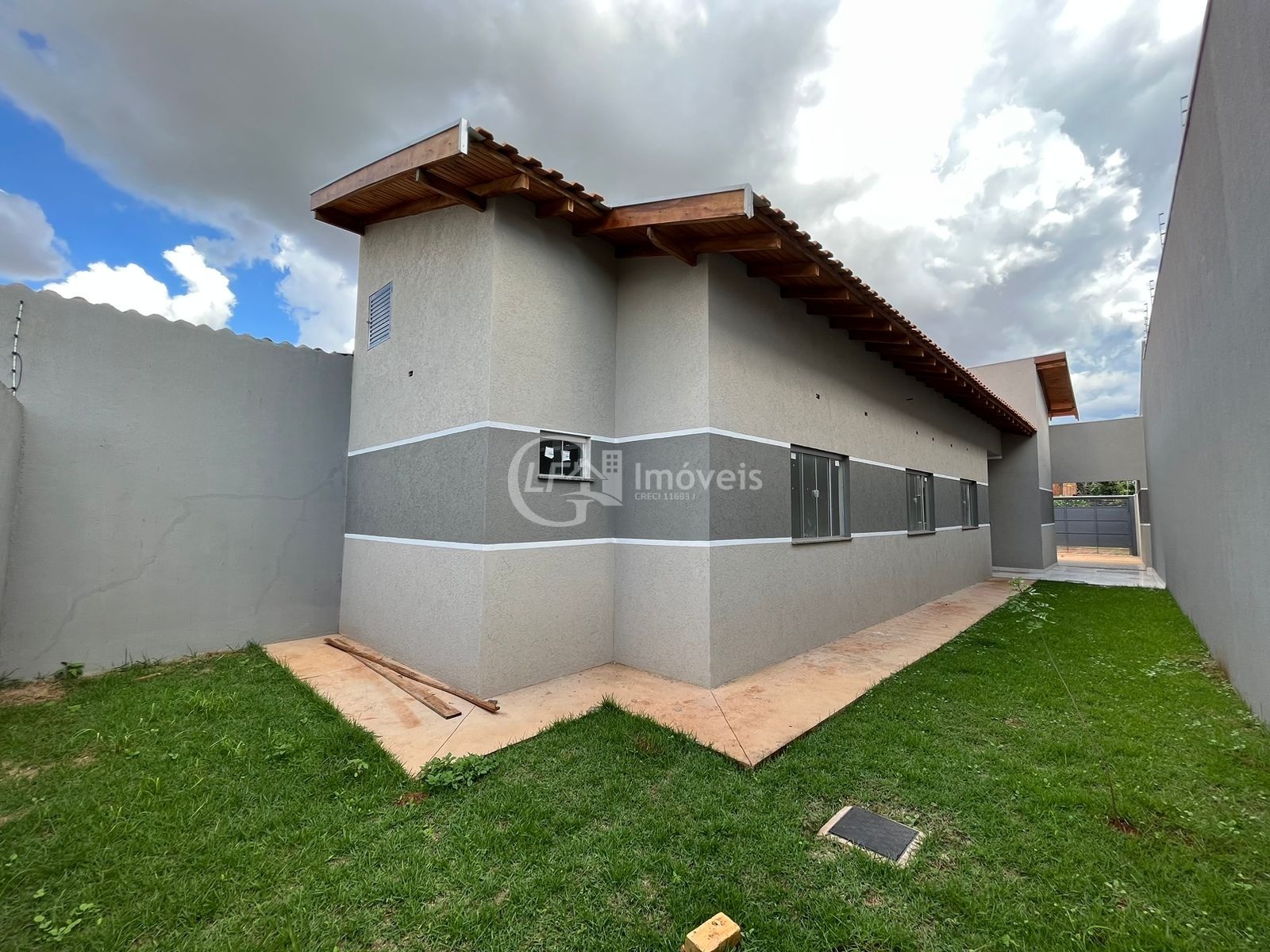 Ampla casa nova - 1 suíte e 2 quartos
