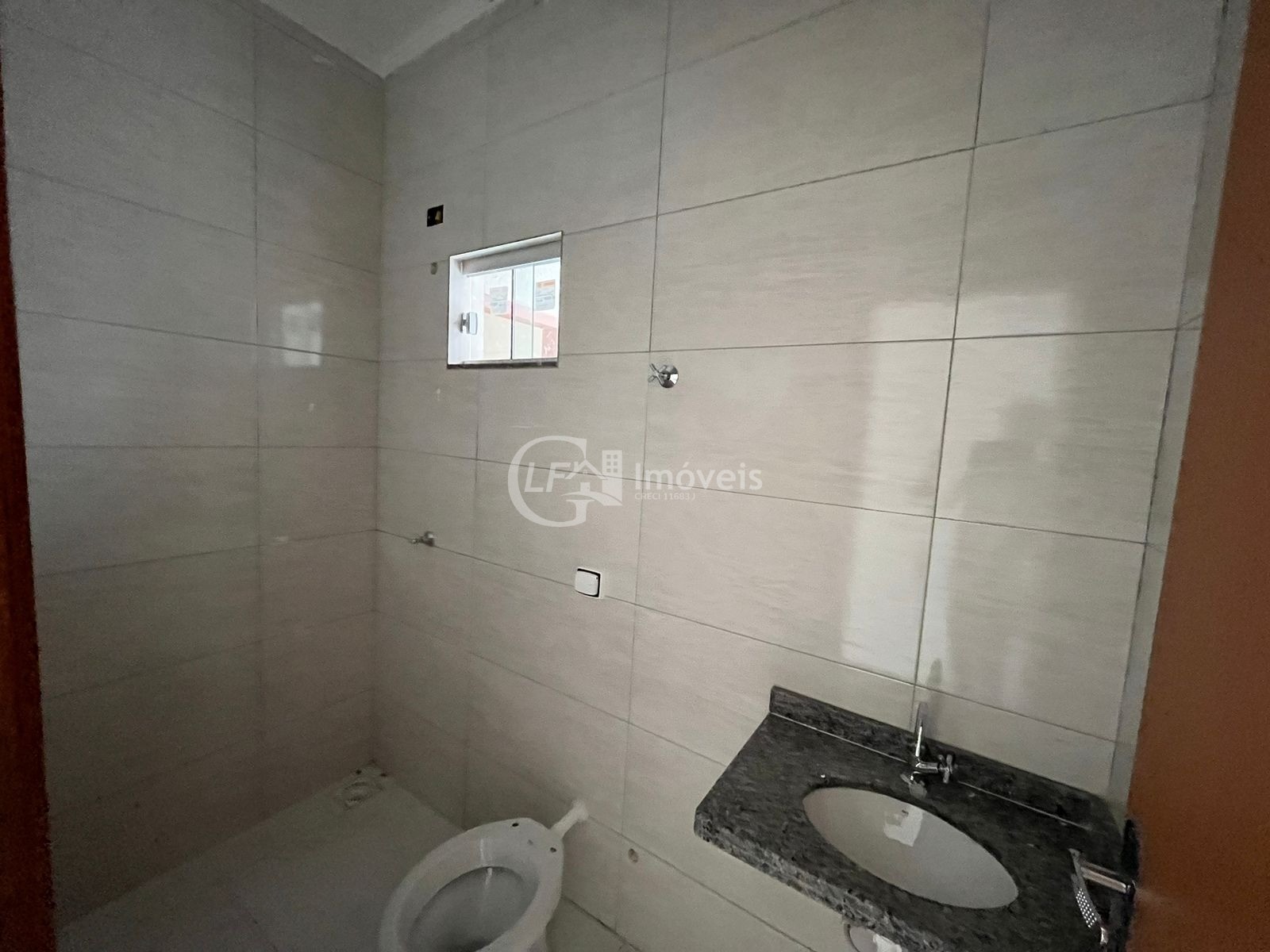 Ampla casa nova - 1 suíte e 2 quartos
