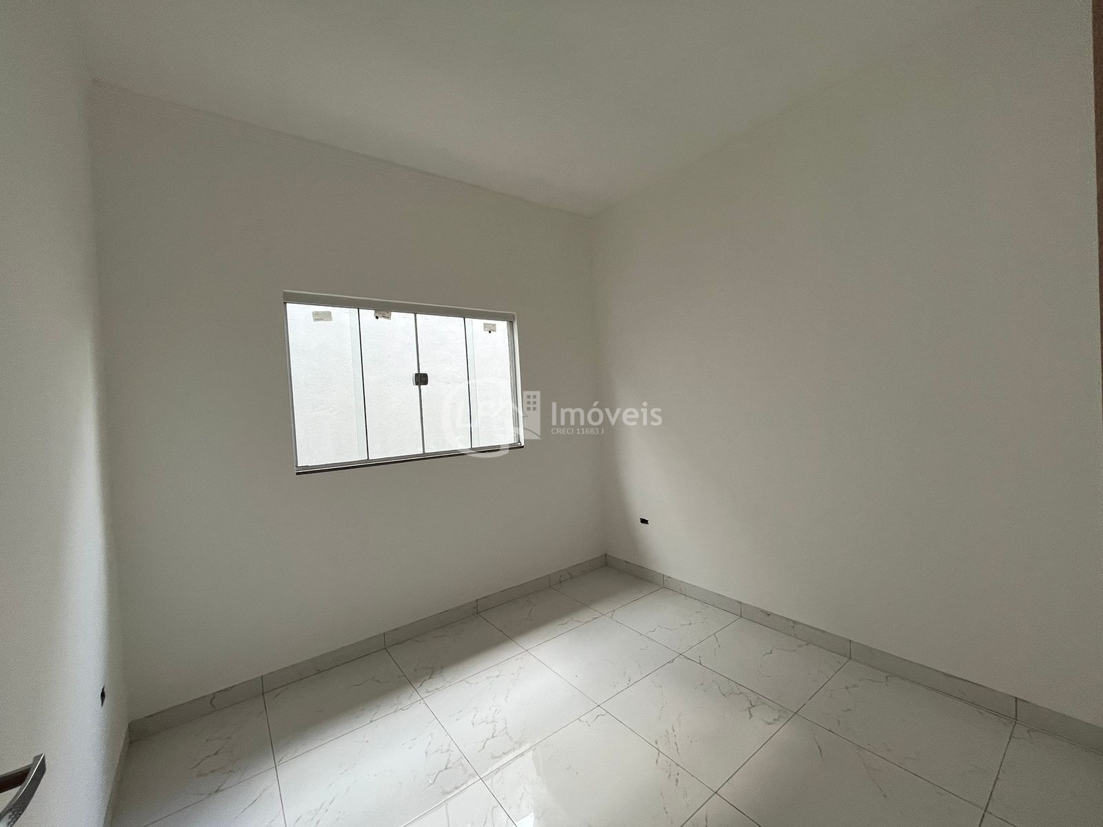 Ampla casa nova - 1 suíte e 2 quartos
