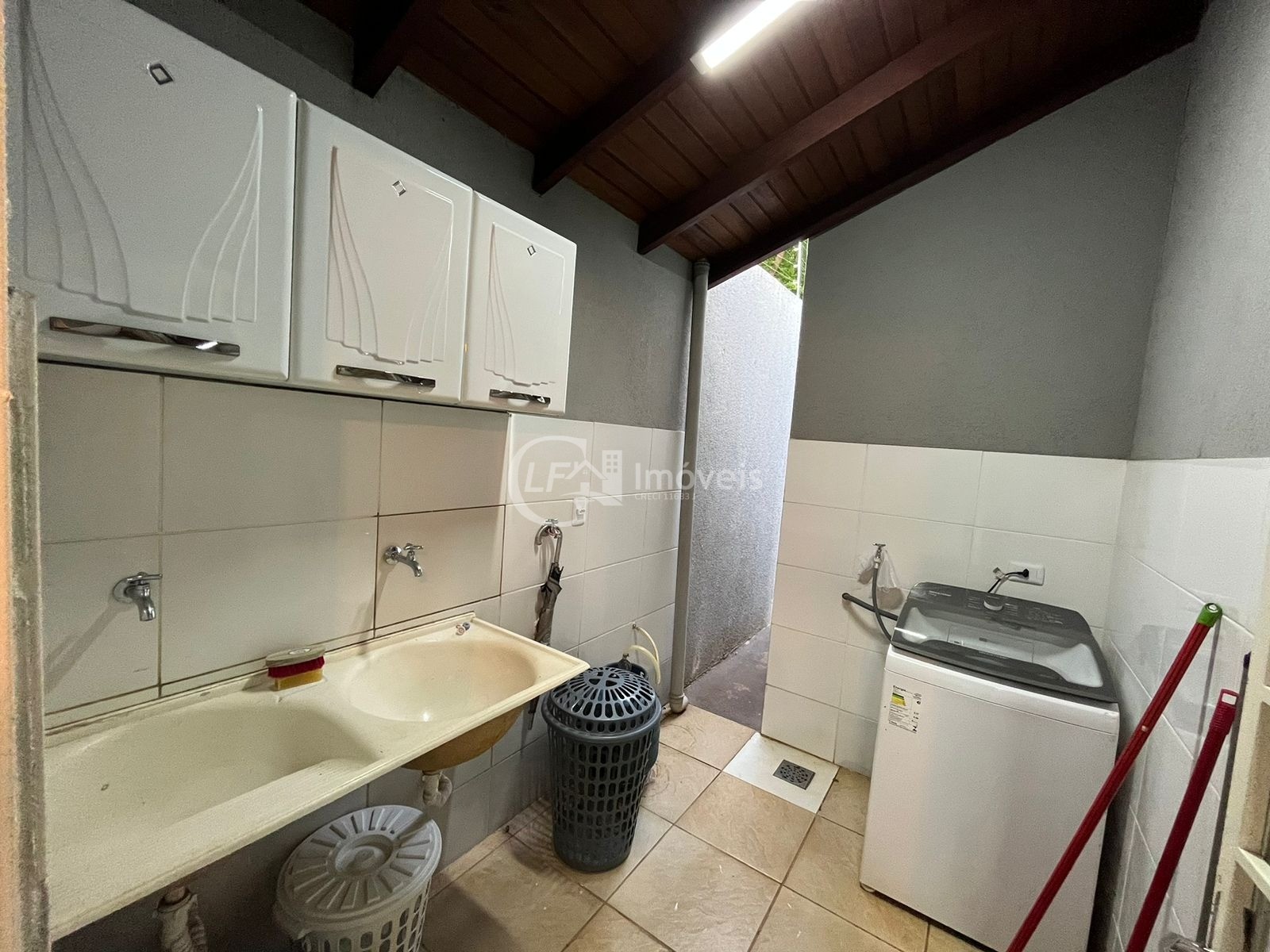 Linda casa de esquina com 4 suítes